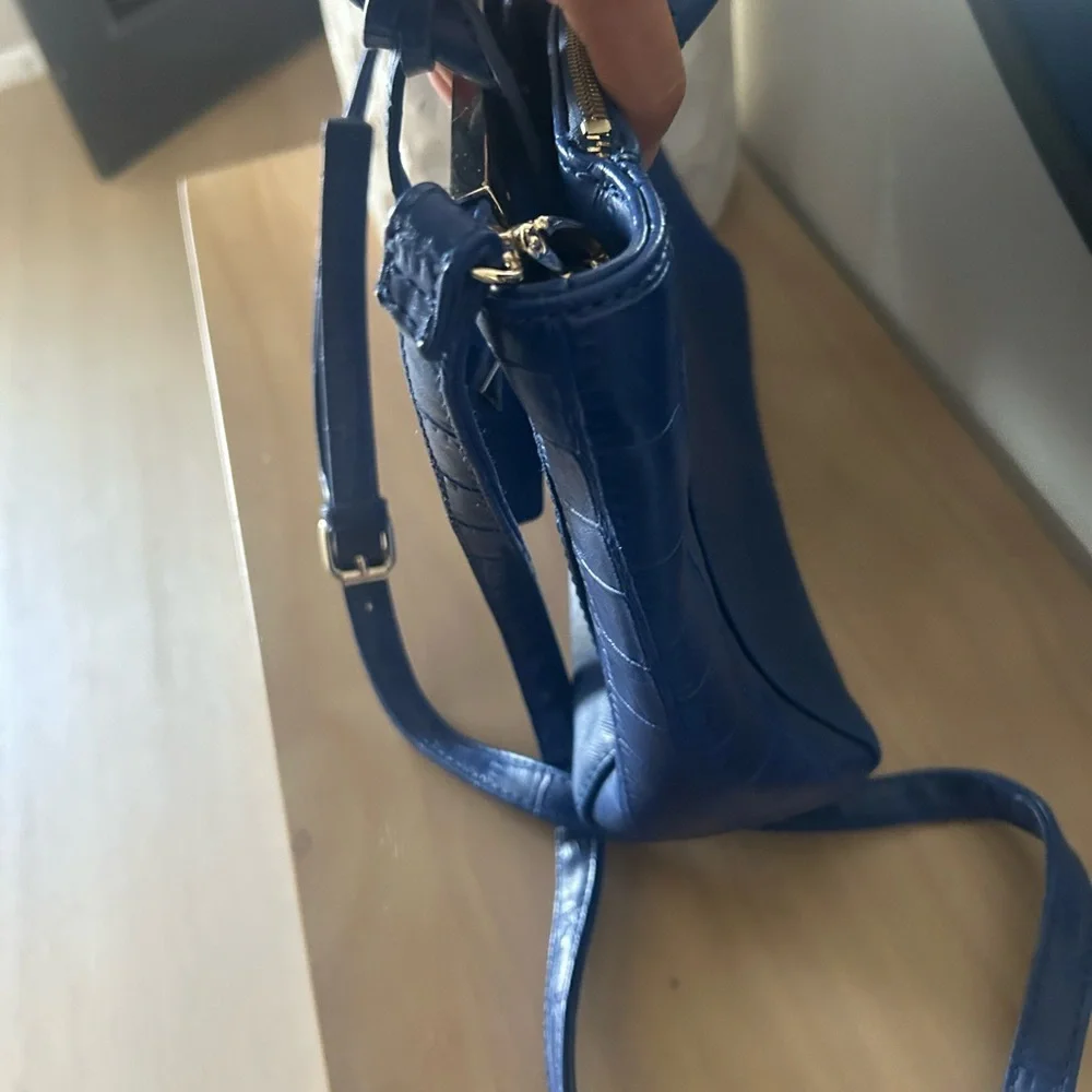 Guess detachable shoulder